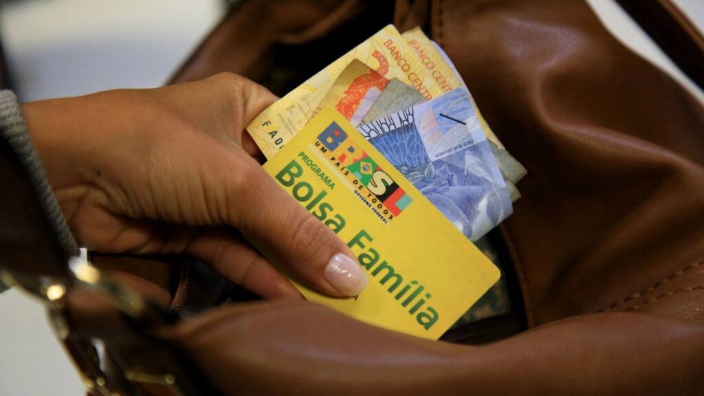 Bolsa Família: quem tem NIS final 7 já pode sacar benefício